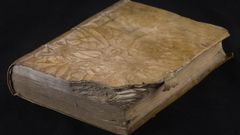 Uno de los casi 200 libros de la exposici�n �Malheridos� de la Universidad de Oviedo