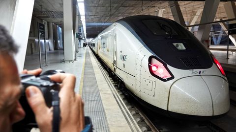 Un tren de la serie 106 (Avril) en la estacin de Urzaiz (Vigo)