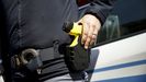 Un agente con una pistola t�ser