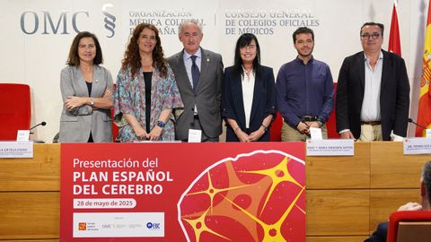 De izquierda a derecha: Mara Parellada Redondo, Presidenta de la Comisión Nacional de Psiquiatría Infanto-Juvenil; Eva Ortega Paíno, Secretaria General de Investigación del Ministerio de Ciencia Innovación y Universidades; Tomás Cobo Castro, Presidente de la Organización Médica Colegial; Mara Dierssen Sotos, Presidenta del Consejo Español del Cerebro; Pedro Gullón, director de Salud Pública del Ministerio de Sanidad; y Álvaro Hidalgo Vega, Presidente de la Fundación Weber.