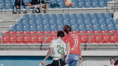 Justino Barbosa se proyecta muy alto para disputarle un bal�n a Carlos S�nchez