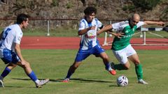 David Ben, autor del segundo gol de los burelistas, se va con el bal�n ante un futbolista del Puebla