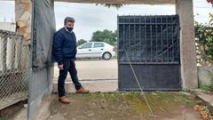 �ngel Montes muestra como el escal�n que le han dejado con respecto al nivel de la calle le llega a la pantorilla