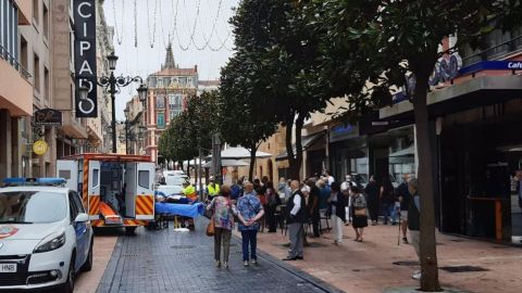La mujer atropellada es atendida por los sanitarios