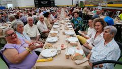 Los mayores de Outes disfrutan de la tradicional comida organizada por el concello