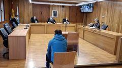 El viveirense condenado por estafarle 90.000 euros a un matrimonio con la compra de una finca, sentado en el banquillo de la Audiencia Provincial de Lugo. 