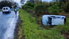 El coche qued� volcado fuera de la carretera