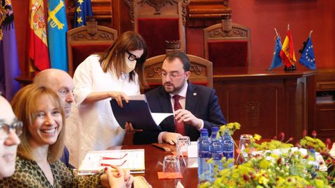 El presidente del Principado, Adri�n Barb�n, preside la reuni�n del Consejo de Gobierno