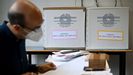Un agente electoral revisa la documentaci�n para la votaci�n de este domingo en Italia