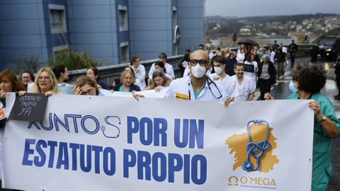 Los m�dicos del Hospital de A Coru�a se manifestaron este mi�rcoles rodeando el edificio central del Chuac