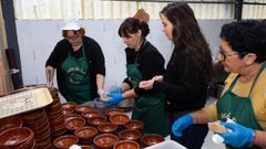 <span lang= gl >Varias mulleres da asociaci�n de Labacengos, durante a Feira da Faba de Moeche</span>