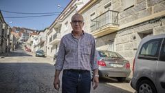El ourensano �ngel L�pez, en la calle en la que se crio, la Serra de San Mamede