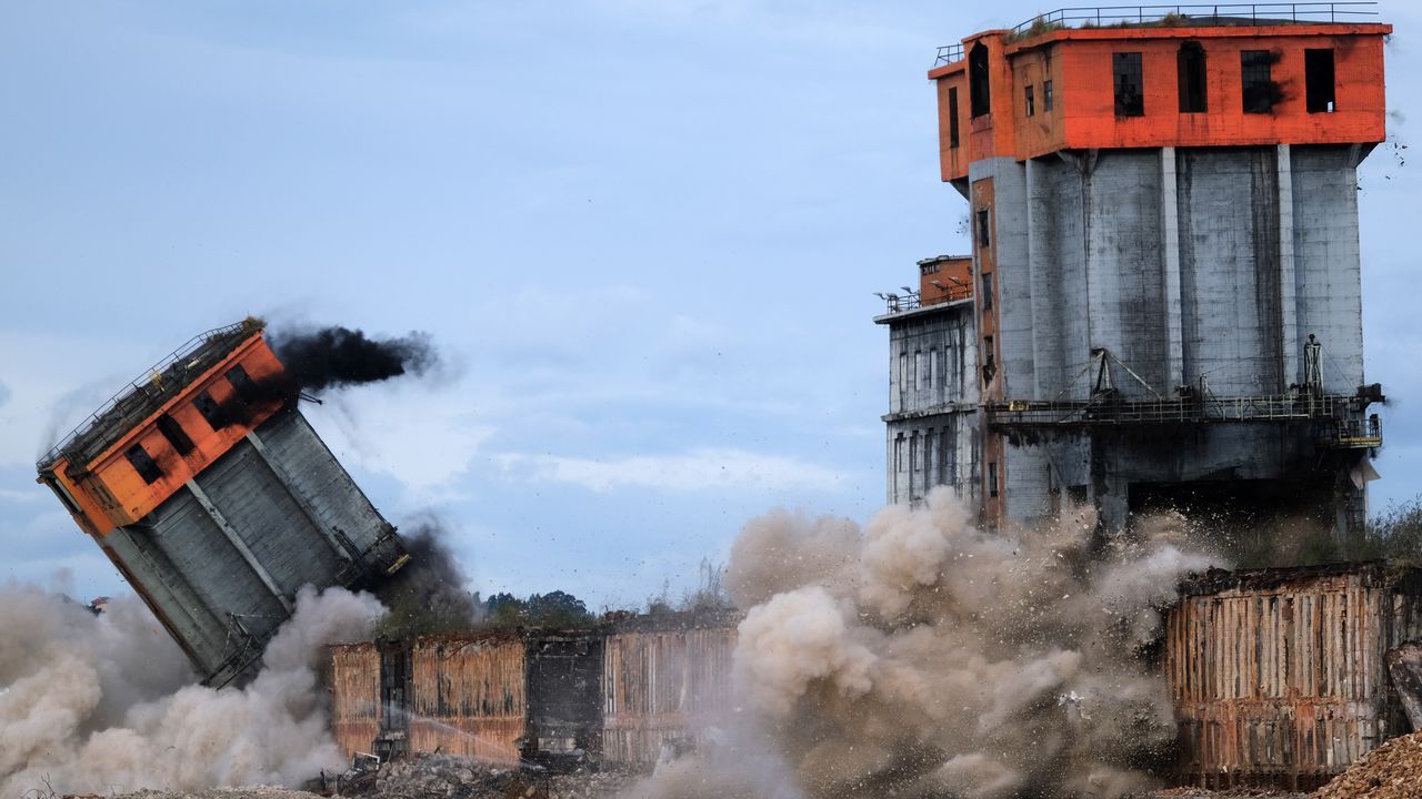 La UTE que demolió las baterías de coque de Avilés se llevó la obra por hacerla a la mitad de precio que sus competidores