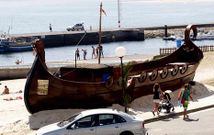 Uno de los barcos que forman parte de la flota normanda, ayer junto a la playa de Tupide.