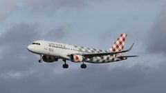 Imagen de un avi�n de Volotea maniobrando para aterrizar en Alvedro