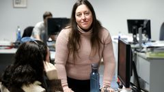 La teleoperadora MAar�a Fern�ndez, sentada , y la representante de CC.OO., Gloria Alonso, de pie