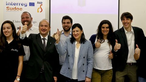 El equipo de la Universidade de Vigo celebra el exitoso lanzamiento del cohete con el satélite