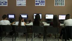 Un grupo de j&oacute;venes practica para el examen te&oacute;rico en los ordenadores de la autoescuela Javier, en Ribeira