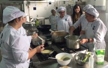Los trabajadores preparan completos men�s en Panx�n los lunes, mi�rcoles y viernes.