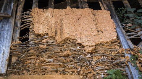 Ruta de Peites. Detalle de la construccin con pallabarro en una de las casas del pueblo