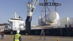 Un mercante carga en Vigo los depsitos que eran para colocar en los cruceros de Havila