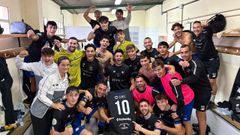 La plantilla del Estradense celebrando la victoria ante el Vilalb&eacute;s.