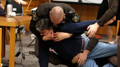 El padre de tres v�ctimas de Larry Nassar intenta agredirle durante el juicio