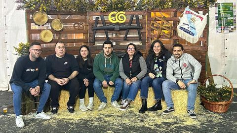 Bruno Lozano Nov�s,�a la izquierda, con el resto de la directiva de la Escola de Gaitas de Ortigueira, en el Son Cervexeiro de 2024