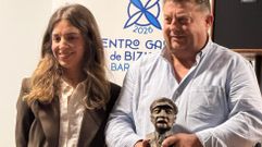 Urbano Alba recolle de Miren, filla de Kepa, o busto de Pondal.