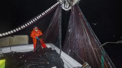 Un cerquero gallego pescando sardina el pasado junio, en A Costa da Morte