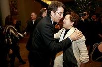 Feijoo saludando a Farjas en el concierto de Navidad de la Sinf�nica en A Coru�a.