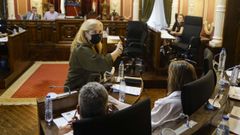 El alcalde suspendi� el pleno en dos ocasiones por los enfrentamientos que protagoniz� con la concejala no adscrita Fern�ndez Dibuja (ex de DO). Aunque finalmente rectific�, J�come lleg� a ordenar la expulsi�n de la edila, que en la imagen comenta la ocurrido con otros concejales.