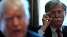 John Bolton, en segundo t�rmino, observa a Donald Trump en una reuni�n durante su etapa como asesor de seguridad nacional de la Casa Blanca