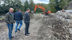 El alcalde de Oviedo, Alfredo Canteli, visita las obras de la carretera entre Trubia y Caces