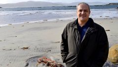 Alfonso G�mez Cruz, ayer en la playa de O Osmo.