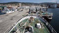 Imagen de archivo de barcos de los caladeros de Mauritania atracados en el puerto de Marin