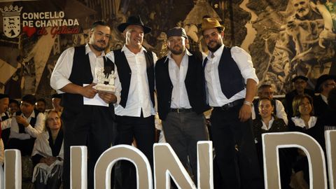Miembros de los diferentes grupos participantes en el desfile de carros pasaron por el palco durante la entrega de los premios