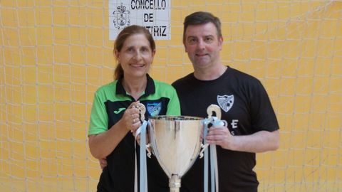 Andr�s L�pez, a la derecha, con el trofeo de campeonas de la Copa Delegaci�n de la pasada temporada.