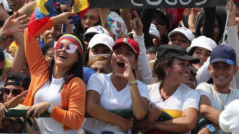 Asistentes al concierto en el puente fronterizo de Tienditas, en C�cuta (Colombia)