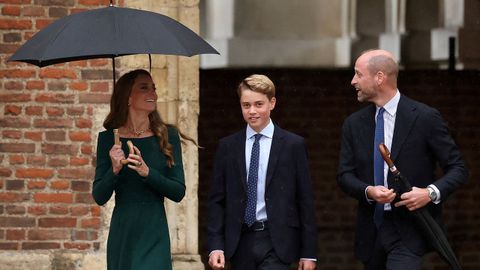 Los pr�ncipes de Gales, con su hijo Jorge en Eton