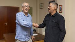 El alcalde de Carballo, Evencio Ferrero, junto a su sucesor, Daniel Prez. 
