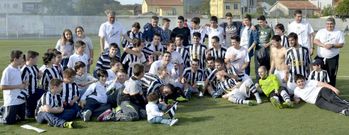 Los jugadores, el cuadro t�cnico y los directivos del Outes celebraron el t�tulo en el propio campo O Conchido con sus seguidores. 
