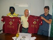 Buba y Santi Dom�nguez, con la camiseta del equipo.