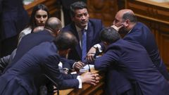 El lder de Chega, Andr Ventura, el martes con el resto de diputados de su partido.