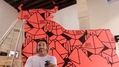 El artista asturiano Juan D�az-Faes junto a su silueta de el Toro de Osborne