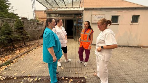 Miembros del equipo del PAC de Trives, uno de los que recibieron a afectados por los incendios