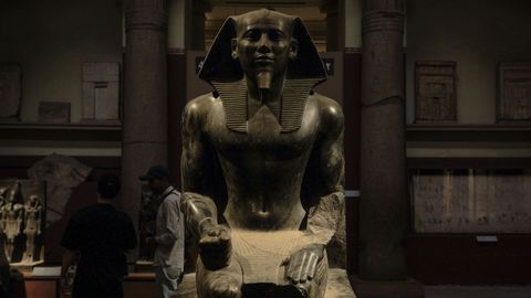 Imagen de una las salas del Museo de Antigedades Egipcias de El Cairo, que alberga an colecciones dedicadas a la civilizacin faranica, con estatuas, sarcfagos y objetos funerarios de distintas dinastas.