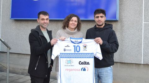Melo, director deportivo de O Parrulo; Ainhoa Novoa, responsable de innovaci�n de Leche Celta y el nuevo jugador, David Novoa, durante su presentaci�n oficial.