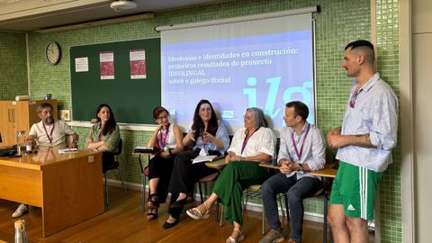 A equipa de Ideolingal durante unha palestra