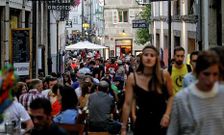 Turistas de maleta, peregrinos y visitantes coparon la semana pasada las calles del casco viejo. 